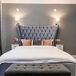 Dallure Luxury Boutique - Old Town Aparthotel