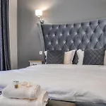 Dallure Luxury Boutique - Old Town Apart Otel Braşov