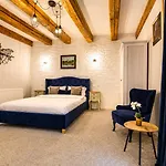 Dallure Luxury Boutique - Old Town 3* Brașov