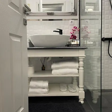 Dallure House Boutique - Entire House&rooms - Old Town - Self Check-in Braşov