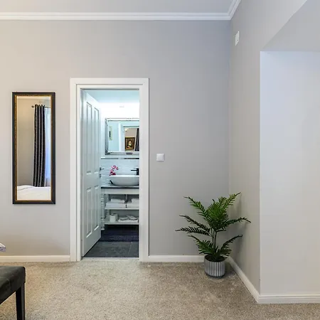 Dallure Boutique - Central, Self Check In Lägenhetshotell Braşov