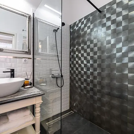 Dallure House Boutique - Entire House&rooms - Old Town - Self Check-in 3* Braşov