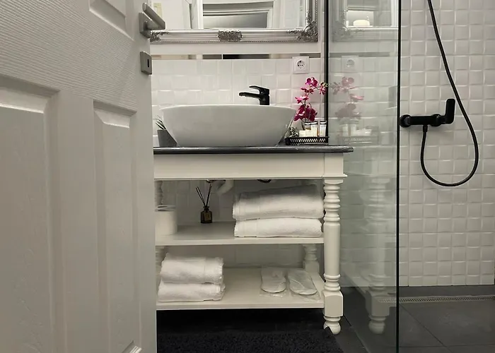 Dallure House Boutique - Central, Self Check In בראשוב